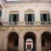 Superiamo il portale dingresso racchiuso tra due alte colonne e attraversiamo due semiportici con facciate ornate da lesene ritrovandoci nella corte interna quadrangolare
